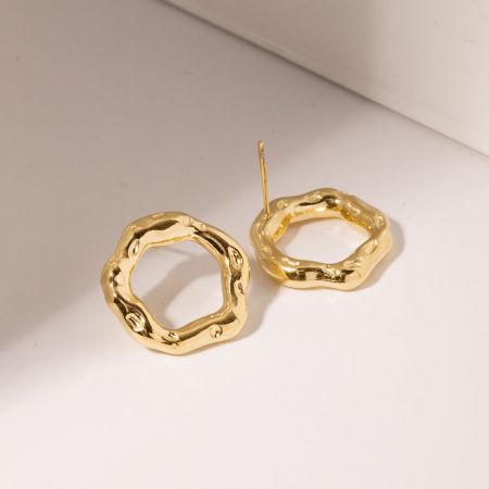 Aretes de Círculo Hueco Martillado de Oro de Acero Inoxidable (5 Pares) - Un par de aretes de círculo hueco martillado de oro de acero inoxidable con un acabado único y brillante, exhibidos sobre un fondo blanco.