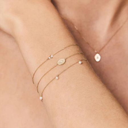Una variedad de joyería de oro con temática de estrellas, incluyendo pulseras y un collar.