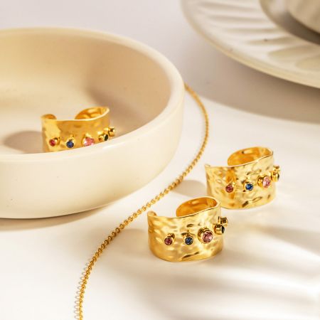 Set van 5 Roestvrij Stalen Gesmede Kleurrijke Cubic Zirconia Manchet Ringen - Een set van vijf manchet ringen van roestvrij staal met gesmede textuur en kleurrijke cubic zirconia edelstenen, tentoongesteld op een witte ondergrond.