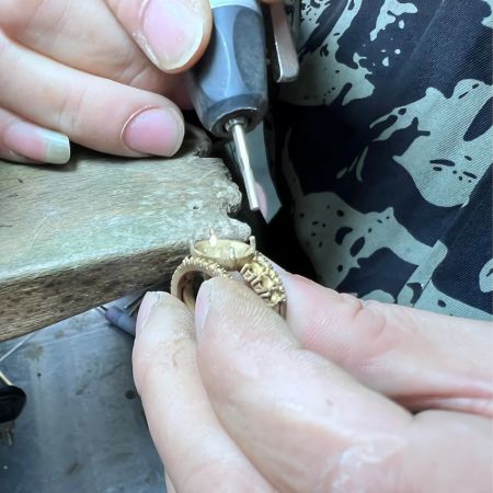 Experto artesano dando forma a una pieza de joyería de oro, un paso clave en la fabricación personalizada.