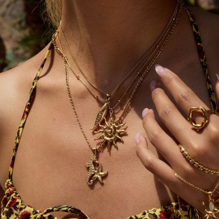 Estilo minimalista del collar con colgante de sol bañado en oro de 18k, perfecto como accesorio de playa para mujeres.