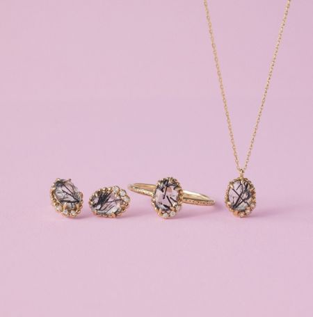 Ein passendes Schmuckset, einschließlich des Salz- und Pfeffer-Gemsteinrings, der seine einzigartigen schwarzen Einschlüsse zeigt.