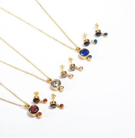 Variazioni di colore del set di gioielli in zirconia, inclusi gemme rosse, blu e trasparenti.
