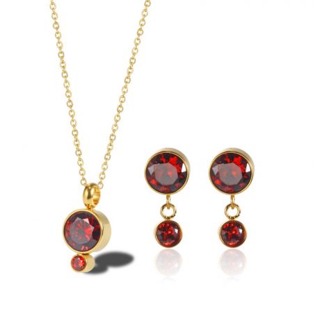 Conjunto de joyería de zirconia roja fuego - Elegante conjunto de joyería de circonia rojo fuego en chapado de oro, que muestra un collar a juego y pendientes con brillantes piedras preciosas rojo oscuro.