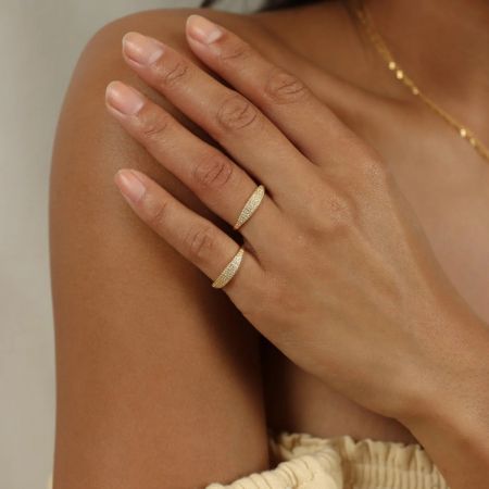 Anello sigillo in pavé in argento sterling 925 placcato oro, anello di fidanzamento delicato in CZ per donne, set di 5 - La mano di un modello che mostra il set di anelli sigillo in pavé placcati in oro in argento sterling 925, evidenziando il suo design elegante e impilabile.