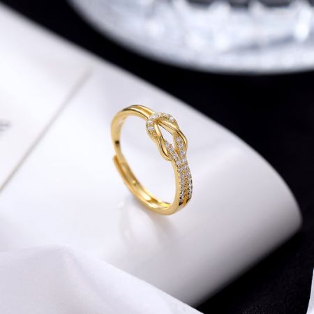 Un elegante anello a nodo in argento sterling placcato oro adornato con scintillanti pietre pavé.