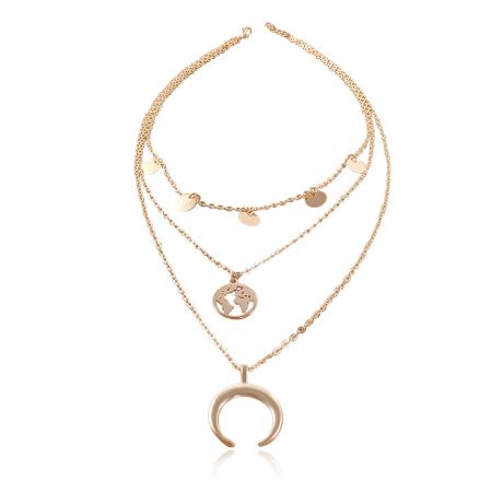 Collar de Capa del Mapa Mundial de la Luna Invertida - Collar de Capa del Mapa Mundial de la Luna Invertida con tres cadenas chapadas en oro con colgantes de disco de luna creciente invertida y mapa mundial, sobre un fondo blanco limpio.