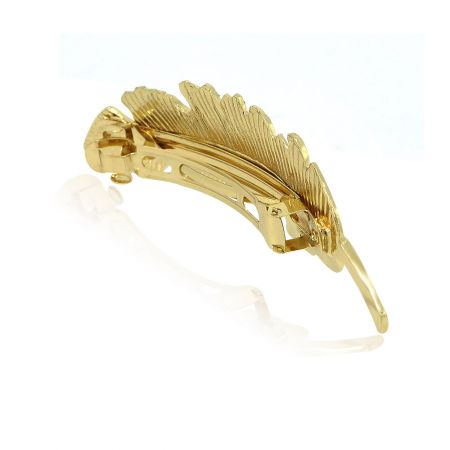 Una pulsera de hoja de oro a juego, que muestra el elegante diseño de la colección.