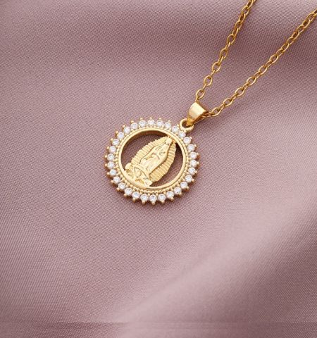 Elegante goldene, blattförmige christliche Anhängerkette mit einer zarten Kette und Edelsteinakzenten.