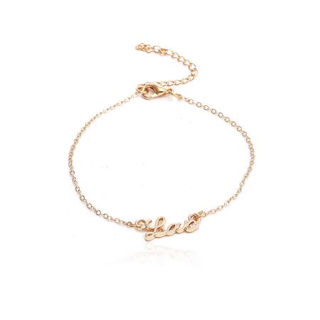 Il delicato bracciale in catena d'oro con un ciondolo a forma di 'amore'.