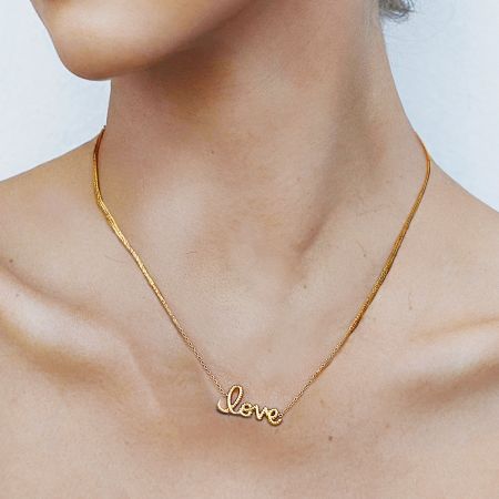 Set van 5 gouden Love hanger kettingen, roestvrijstaal, waterdicht, anti-tarnish choker sieraden voor haar - Een vrouw die de elegante gouden 'Love' hanger ketting draagt, met de delicate roestvrijstalen ketting en romantische ontwerp.