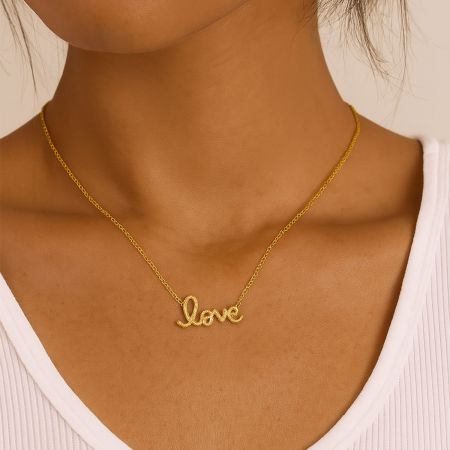 Bovenaanzicht van de gouden 'Love' hanger ketting, perfect als romantisch cadeau voor haar.