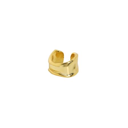 Scatto dettagliato dell'orecchino a cerchio in argento 925 placcato in oro 18K, che mostra la sua superficie lucida e il design a banda larga.