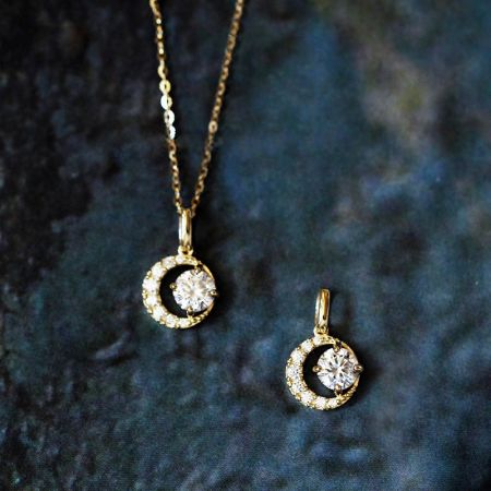 Collar de cadena clavícula con colgante de media luna de plata esterlina 925 con CZ. - Primer plano de un collar con colgante de media luna de plata esterlina 925 con circonio cúbico brillante, mostrando su delicado acabado chapado en oro y detalles intrincados.