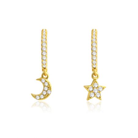 Pendientes huggie de Luna y Estrella - Una toma detallada en estudio de los pendientes huggie de Luna y Estrella chapados en oro, mostrando las intrincadas piedras de circonio cúbico en los charms celestiales.