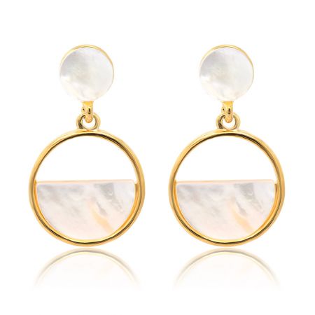 Pendientes de media esfera de concha blanca en círculo. - Un par de pendientes de media esfera de concha blanca en círculo con chapado en oro y una incrustación semicircular de nácar, mostrados sobre un fondo blanco.