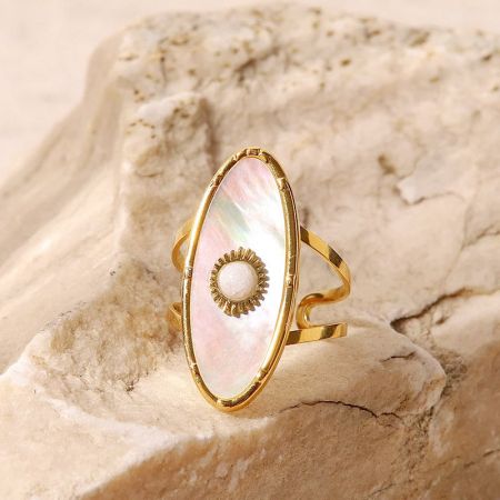 Bague en or avec un incrustation circulaire en nacre du set de cinq pièces.