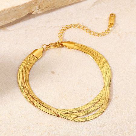 Vista detallada del diseño multicapa del conjunto de pulseras de cadena de serpiente de oro.