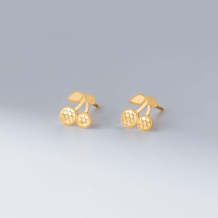 Verspielt geformte kirschförmige Ohrstecker aus 925 Sterling Silber in Gold, mit einer einzigartigen lasergravierten Textur.