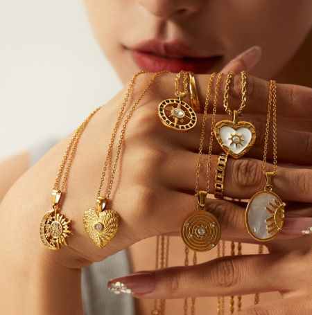 Roestvrijstalen 18K vergulde kettingen - Een prachtige collectie op maat gemaakte 18K vergulde roestvrijstalen kettingen van JR Fashion Accessories, met verschillende elegante hangerontwerpen.