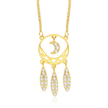 Visão detalhada dos encantos de lua crescente e gota de lágrima do colar de apanhador de sonhos dourado.