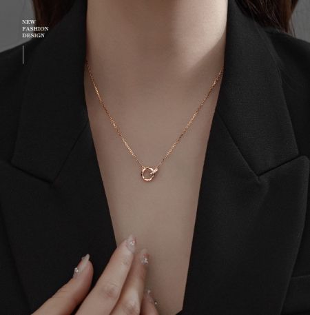 Una presentación elegante del collar de corazón y anillo, destacando su diseño moderno y a la moda.