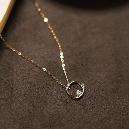 Une variation du collier pendentif, présentant un design en forme de cœur avec une pierre centrale.