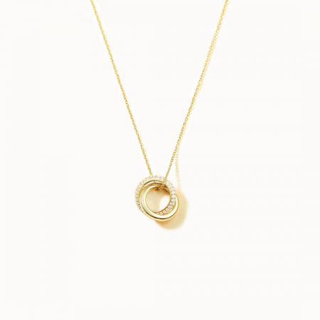 El collar Eternal Circles en un acabado dorado real, con el colgante de círculos entrelazados y zircones brillantes.