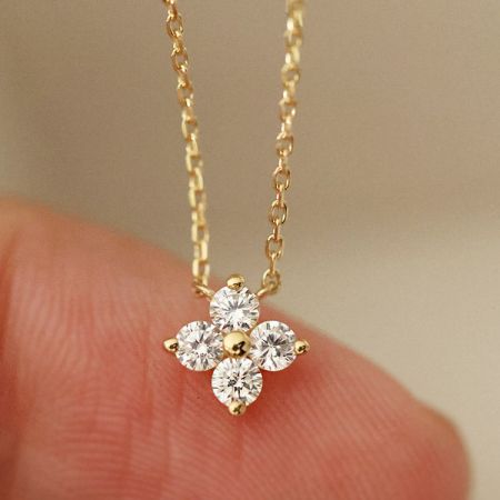 Close-up of the zircon four-leaf flower pendant on a 925 silver necklace.