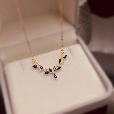 Toma detallada del colgante, destacando la combinación de CZ azul y piedras de acento claras.