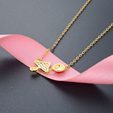 Eine zarte vergoldete Sterlingsilber-Halskette mit Schmetterlings- und runden Charms, Teil der verspielten Kollektion.