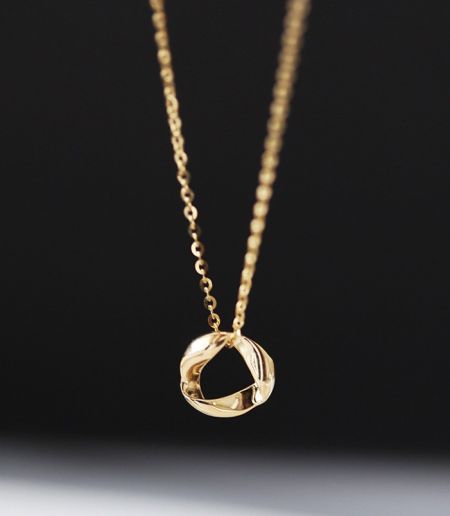 Collar Redondo de Plata Esterlina 925 - Un collar redondo de plata esterlina 925 con un distintivo colgante circular bañado en oro, mostrado contra un fondo neutro.