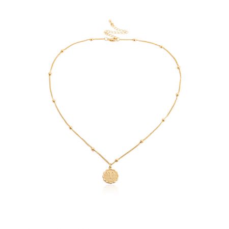 Collar de joyería zodiacal del horóscopo. - Un delicado collar de signo zodiacal chapado en oro con un colgante circular, exhibido contra un fondo limpio y claro.