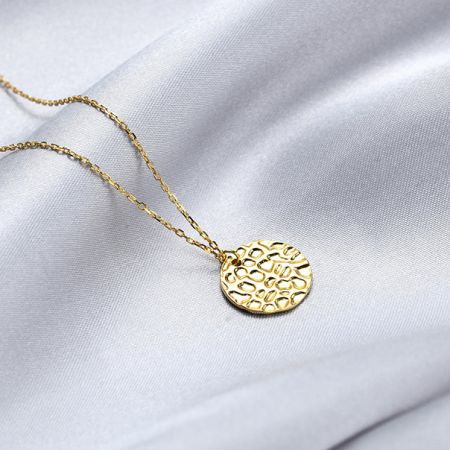Vista completa del collar de plata esterlina chapado en oro de 45 cm con su colgante geométrico.