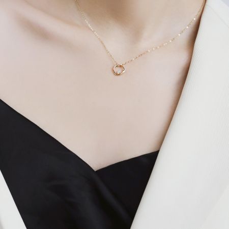 Vue complète du collier en argent sterling et du pendentif Mobius circulaire.