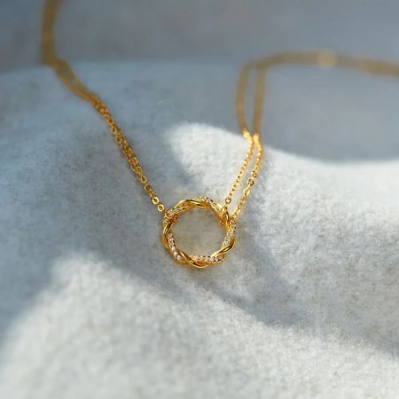 Collier en zircon en cercle tordu en argent sterling 925 - Gros plan du collier en zircon en cercle tordu en argent sterling 925, mettant en avant la finition plaquée or et le pendentif tordu incrusté de zircon.