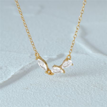 Collar de circonio de racimo geométrico de plata 925 - Un primer plano del collar de circonio de racimo geométrico de plata 925 en un acabado dorado radiante, mostrando el colgante en forma de media luna brillante.