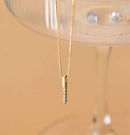 Collar de Circonio Cúbico Estriado de Plata Esterlina 925 - Un primer plano del collar de circonio cúbico estriado de plata esterlina 925, que muestra su baño de oro y el intrincado colgante estriado con circonio cúbico brillante.