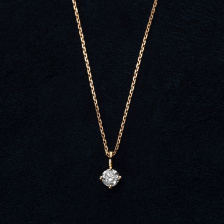 Collar de colgante de piedra solitaria con engaste de 4 garras de plata 925 - Un collar de plata esterlina 925 con un acabado dorado, que presenta una piedra solitaria brillante sostenida en un clásico engaste de cuatro garras.