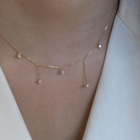 Collar con colgante de borlas de plata esterlina 925 con tono dorado para mujeres. - Un primer plano del collar con colgante de borlas de plata esterlina 925 con tono dorado, mostrando su delicada cadena y piedras brillantes como diamantes.