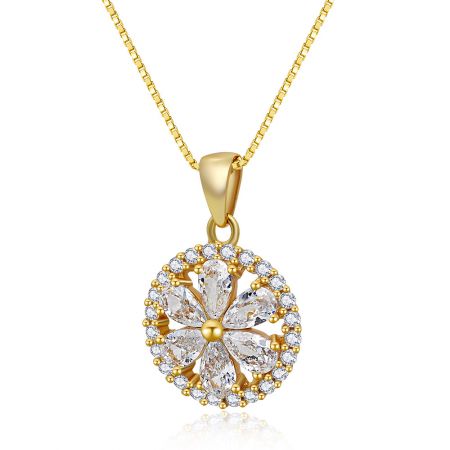 Ein anderer Blickwinkel auf die Halskette mit floralem CZ-Anhänger „Morning“, mit der schimmernden Goldkette und dem floralen Edelsteinanhänger.