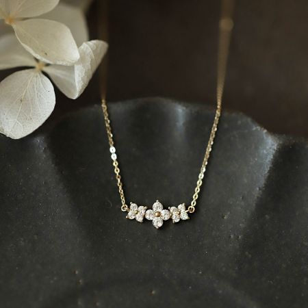 Collar con Colgante de Zirconia en Forma de Tres Flores de Plata Esterlina 925 - Un delicado collar de plata esterlina 925 con acabado dorado, que presenta un dulce colgante de tres flores con piedras de zirconia brillantes.