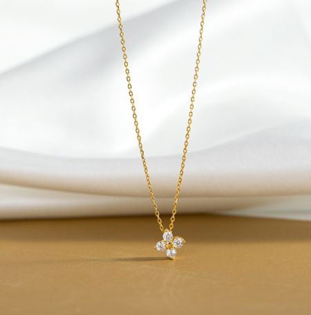 Collar de trébol de hoja de plata esterlina 925. - Un impresionante collar de trébol de hoja de plata esterlina 925 en acabado dorado, con un colgante de trébol de cuatro hojas engastado con brillantes piedras de circonio cúbico blanco.
