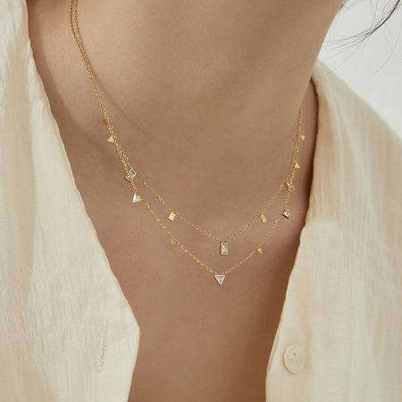 Collar de Encanto Geométrico de Plata Esterlina 925 Chapado en Oro - Un collar de plata esterlina 925 bellamente elaborado con un encanto geométrico chapado en oro, representando el conjunto de cinco.