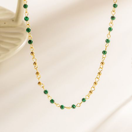 Roestvrijstalen gouden en groene kralenhalskettingen (set van 5) - Een set van 5 roestvrijstalen halskettingen met gouden afwerking en elegante groene kralen, weergegeven op een witte achtergrond.