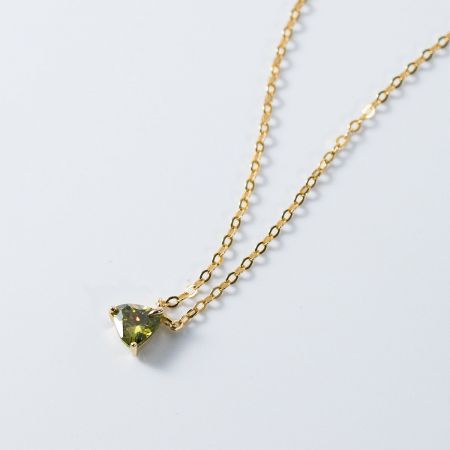 Collar triangular de plata 925 chapado en oro con zirconia cúbica verde - Un primer plano de un delicado collar de plata esterlina 925 chapado en oro que presenta un colgante triangular con una brillante piedra de zirconia cúbica verde.