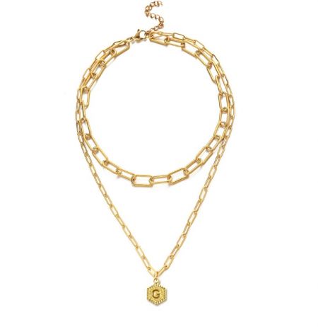 Collar de doble cadena chapado en oro con inicial personalizada. - Collar de doble cadena chapado en oro con inicial personalizada, presentando un colgante hexagonal con la letra 'C', fabricado en acero inoxidable de alta calidad.