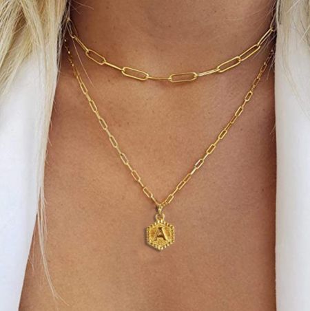De gepersonaliseerde initialen ketting met een hexagonale hanger met de letter 'A', die de beschikbare personalisatie opties demonstreert.
