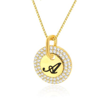 Detailaufnahme des Initial A Buchstaben Disc Anhängers an einer goldenen Kette, die die schwarzen Epoxid- und Edelsteindetails zeigt.