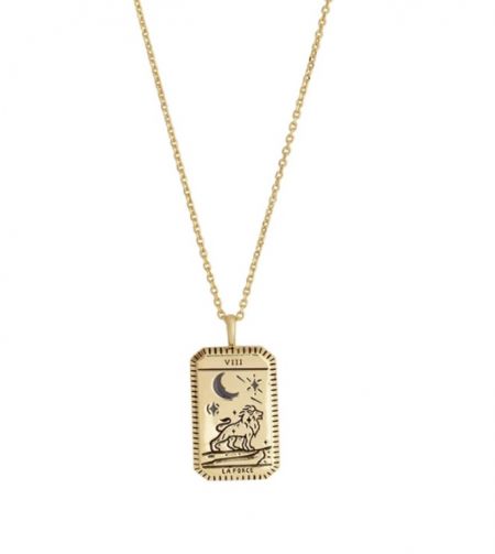 Collar de carta de Tarot - Primer plano de un collar de carta de Tarot dorado con un colgante detallado que representa un león, una luna creciente y estrellas.